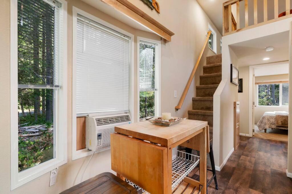 New Tiny Home Steps Away From Mt. Rainier Эшфорд Экстерьер фото