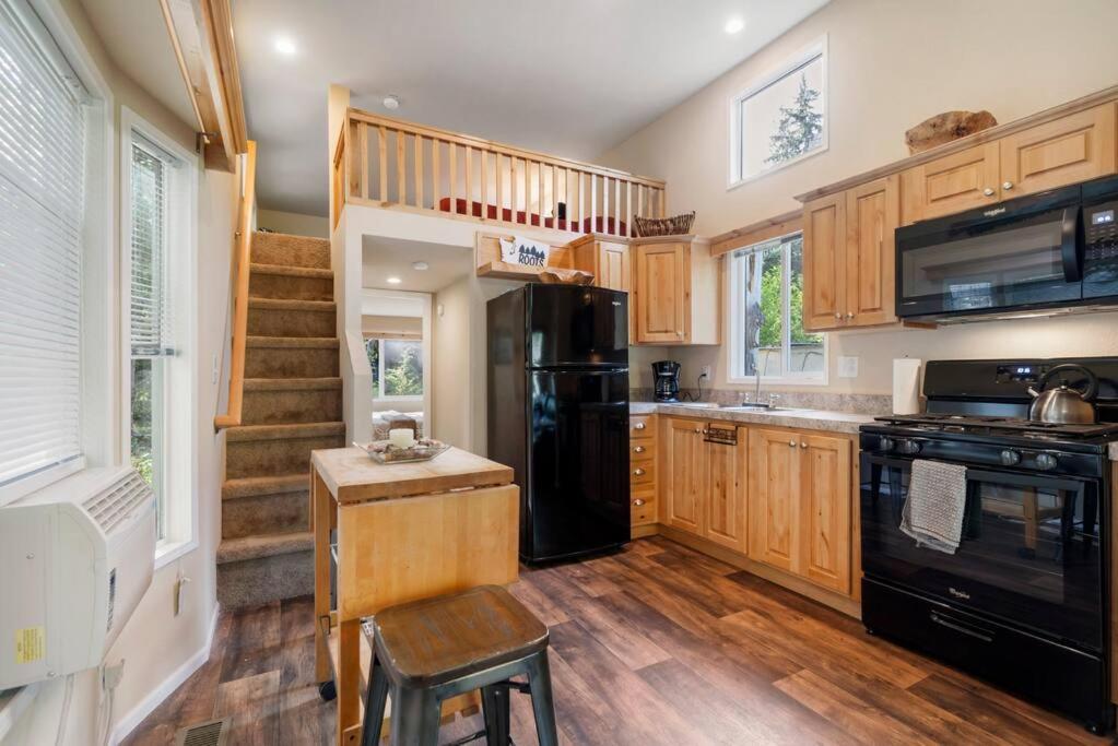 New Tiny Home Steps Away From Mt. Rainier Эшфорд Экстерьер фото